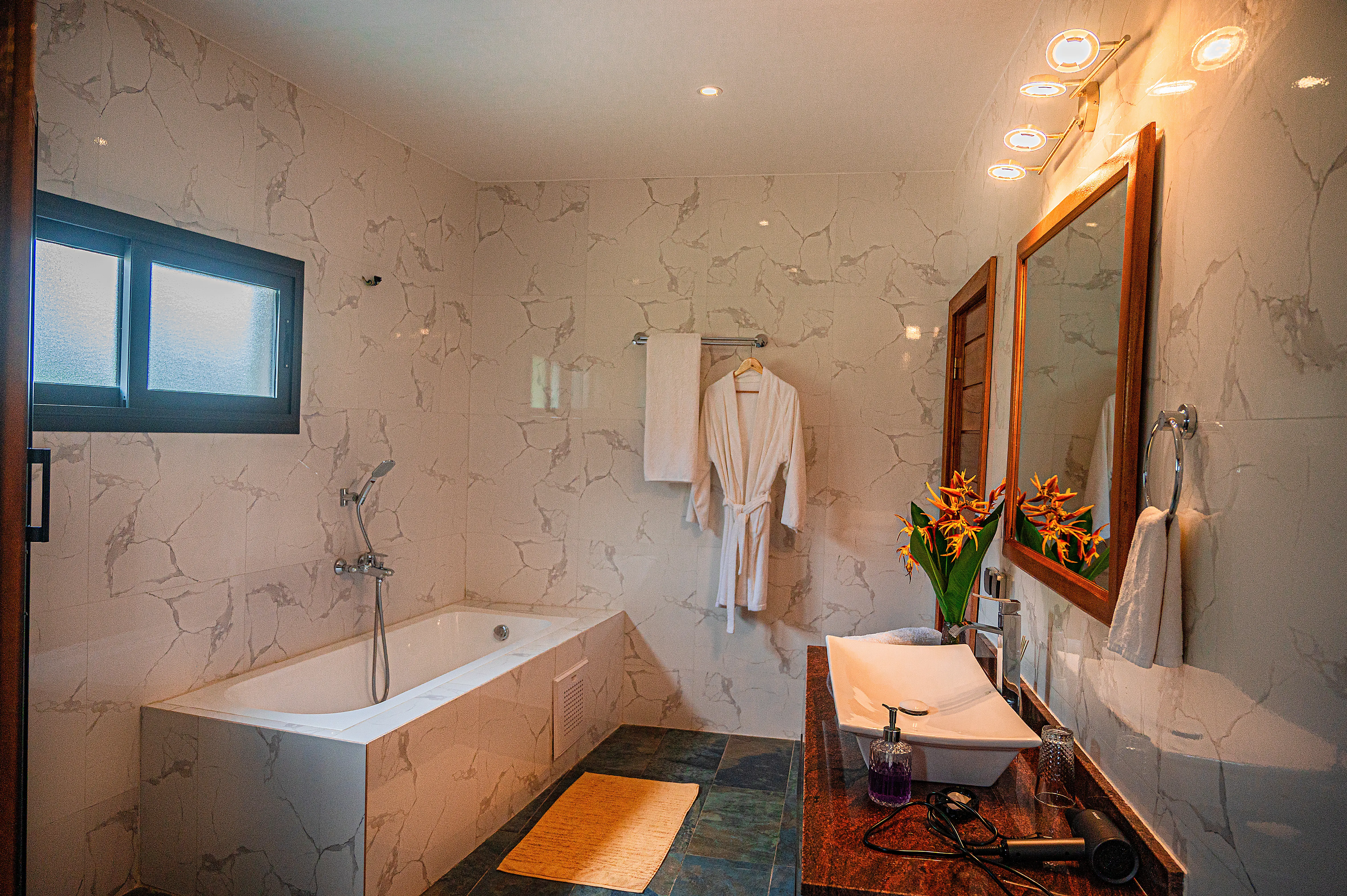 Salle de bain de la suite junior rez-de-chaussée