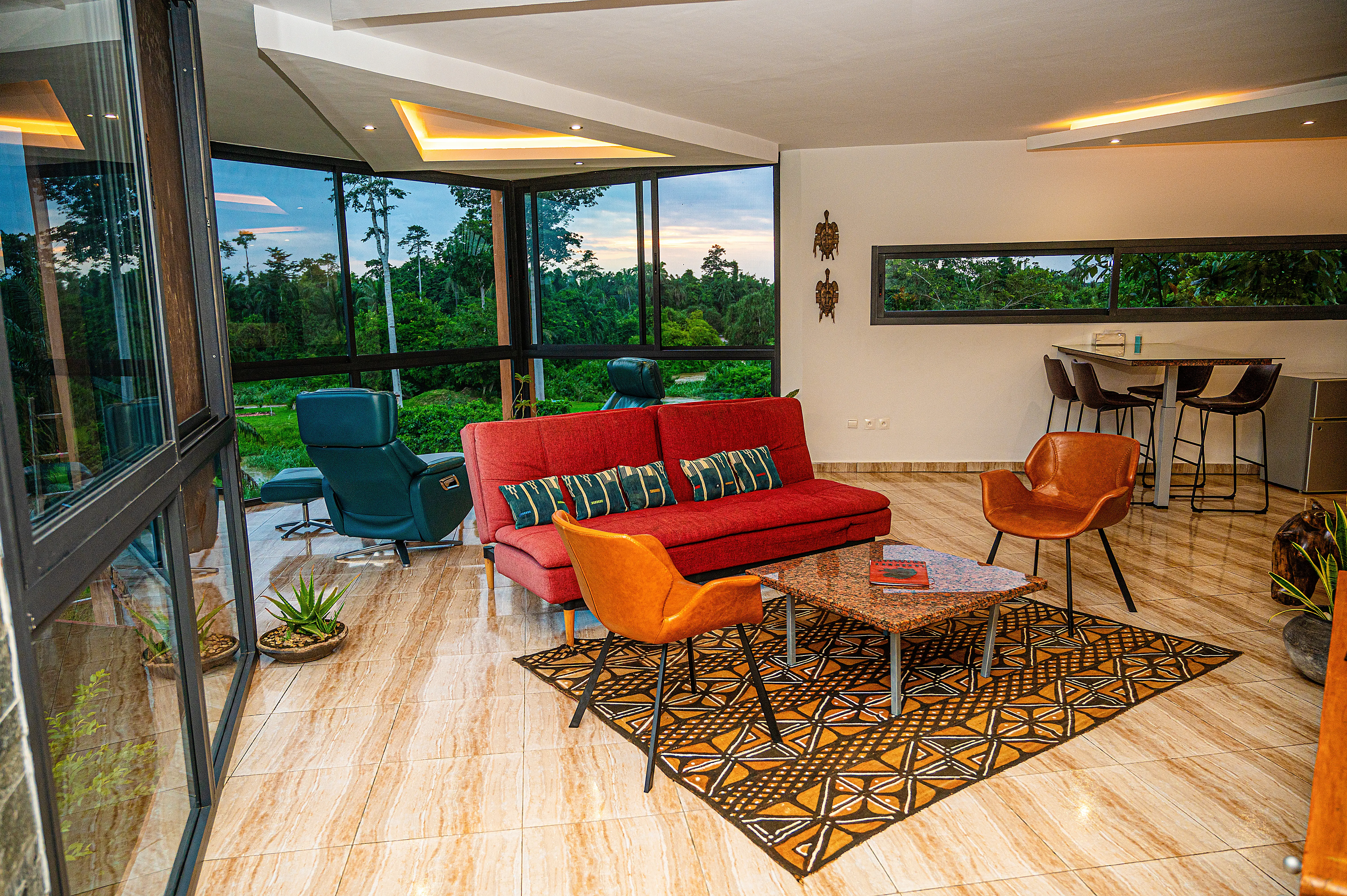 Vue d'un bel appartement avec salon et chambre au Refuge du Bandama